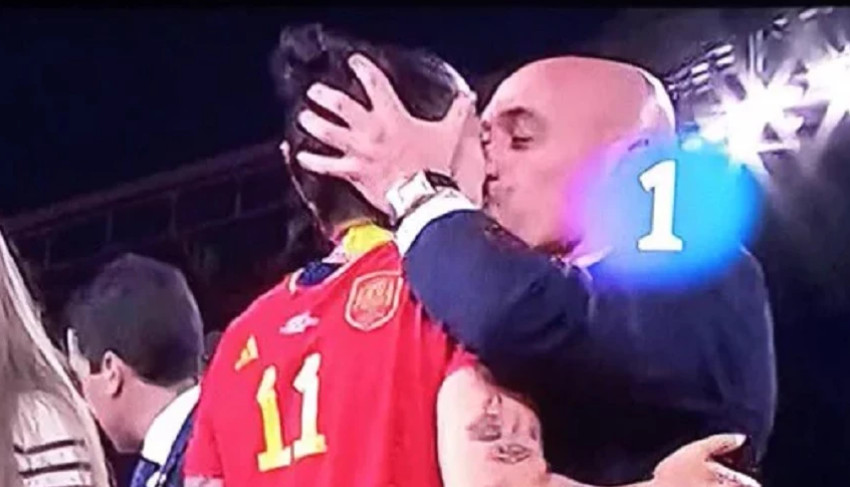 Καρατόμηση του πρόεδρου της Ισπανικής Ποδοσφαιρικής Ομοσπονδίας για το φιλί σε παίκτρια