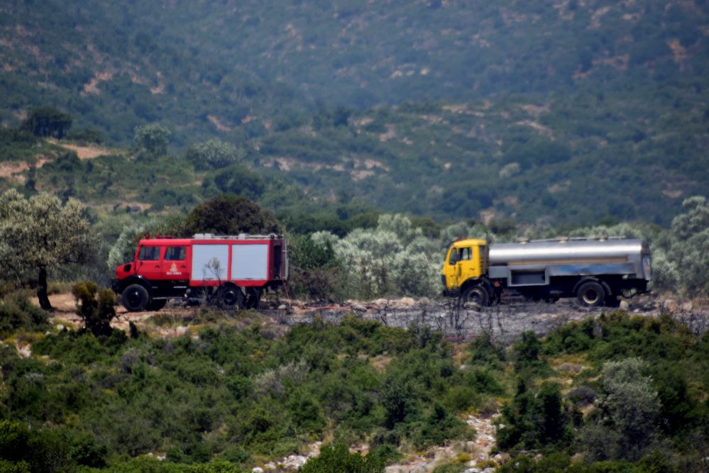 Περιφέρεια Αττικής: Συνδράμει στην προσπάθεια κατάσβεσης των πυρκαγιών με 41 υδροφόρες και 5 ερπυστριοφόρα μηχανήματα