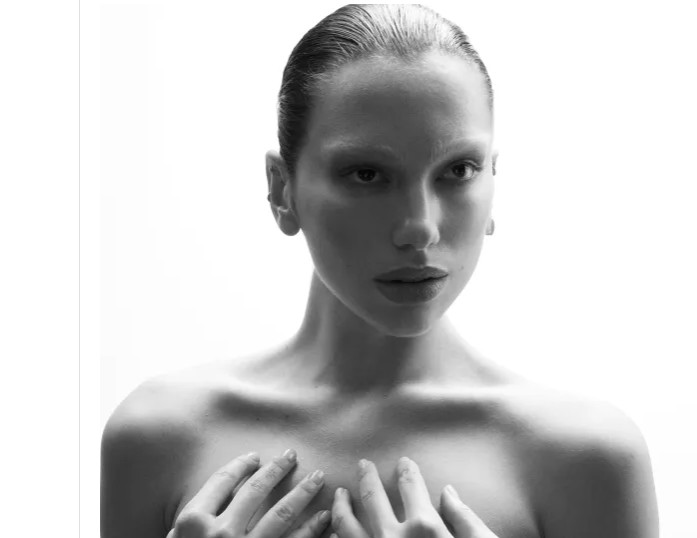 H Dua Lipa topless για το εξώφυλλο της γαλλικής Vogue
