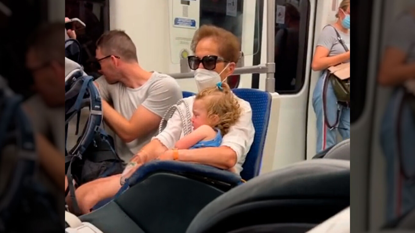 Ελληνίδα γιαγιά στο Tik Tok: Το βίντεο από το Μετρό που έγινε viral