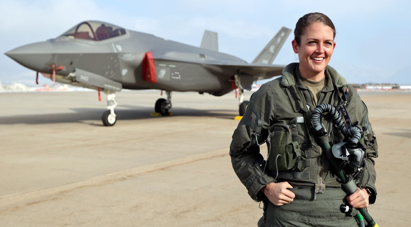 Γυναίκα πιλότος F-35 Ελλάδα: Ποια είναι η η Επισμηναγός Kristin «ΒΕΟ» Wolfe