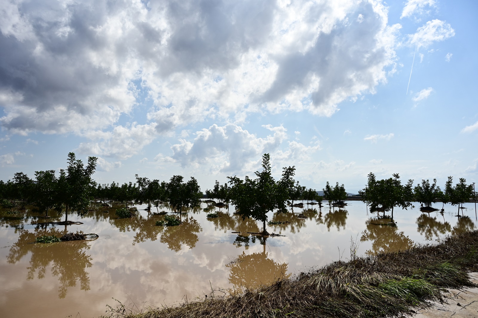 Λίμνη Κάρλα μετά τις πλημμύρες: Σαν μια απέραντη φουρτουνιασμένη θάλασσα