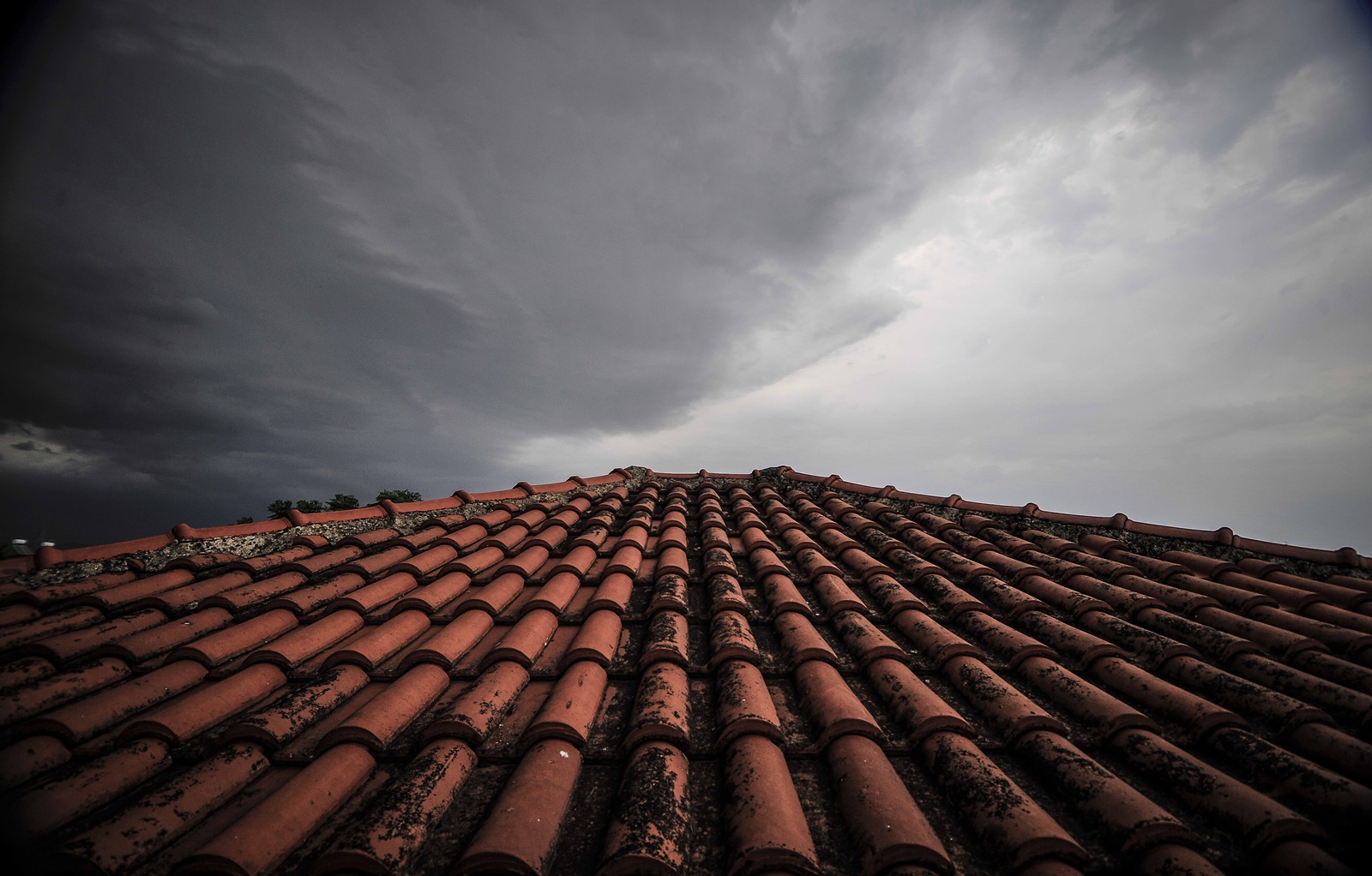 Κακοκαιρία Καλάβρυτα: Επισκεύαζε στέγη σπιτιού από τη χαλαζόπτωση και έπεσε στο κενό