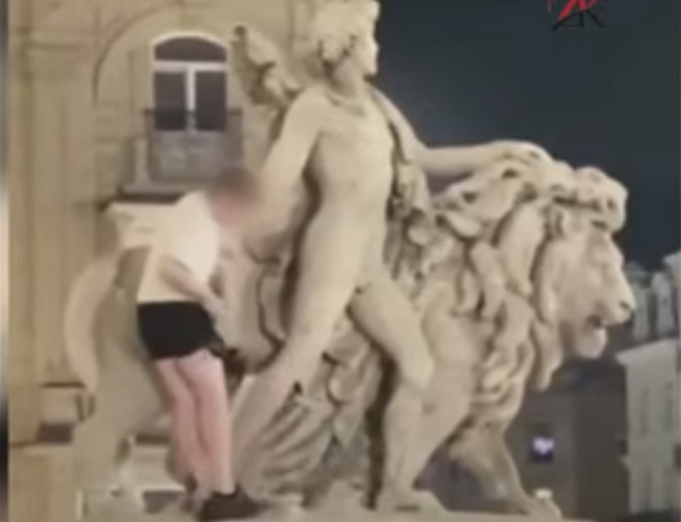 Βανδαλισμός μνημείου Βρυξέλλες: Mεθυσμένος τουρίστας καταστρέφει άγαλμα έξω από το Χρηματιστήριο