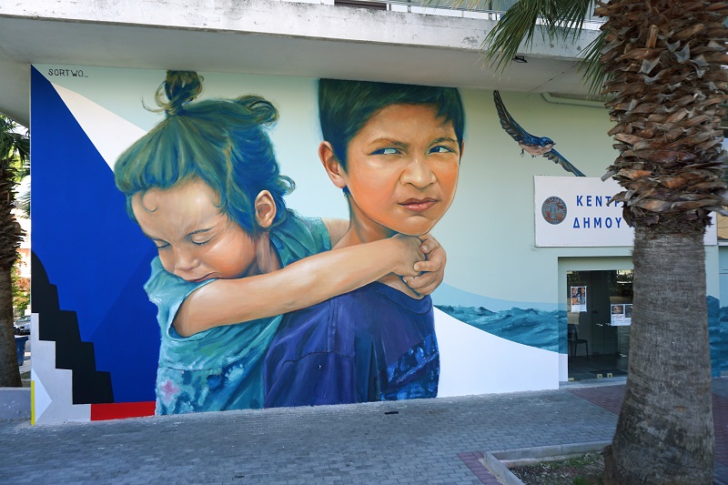 Αφιερωμένη στην αδελφοσύνη και τη φιλία η τοιχογραφία που κοσμεί πλέον το Κέντρο Νεότητας του Δήμου Χαλανδρίου