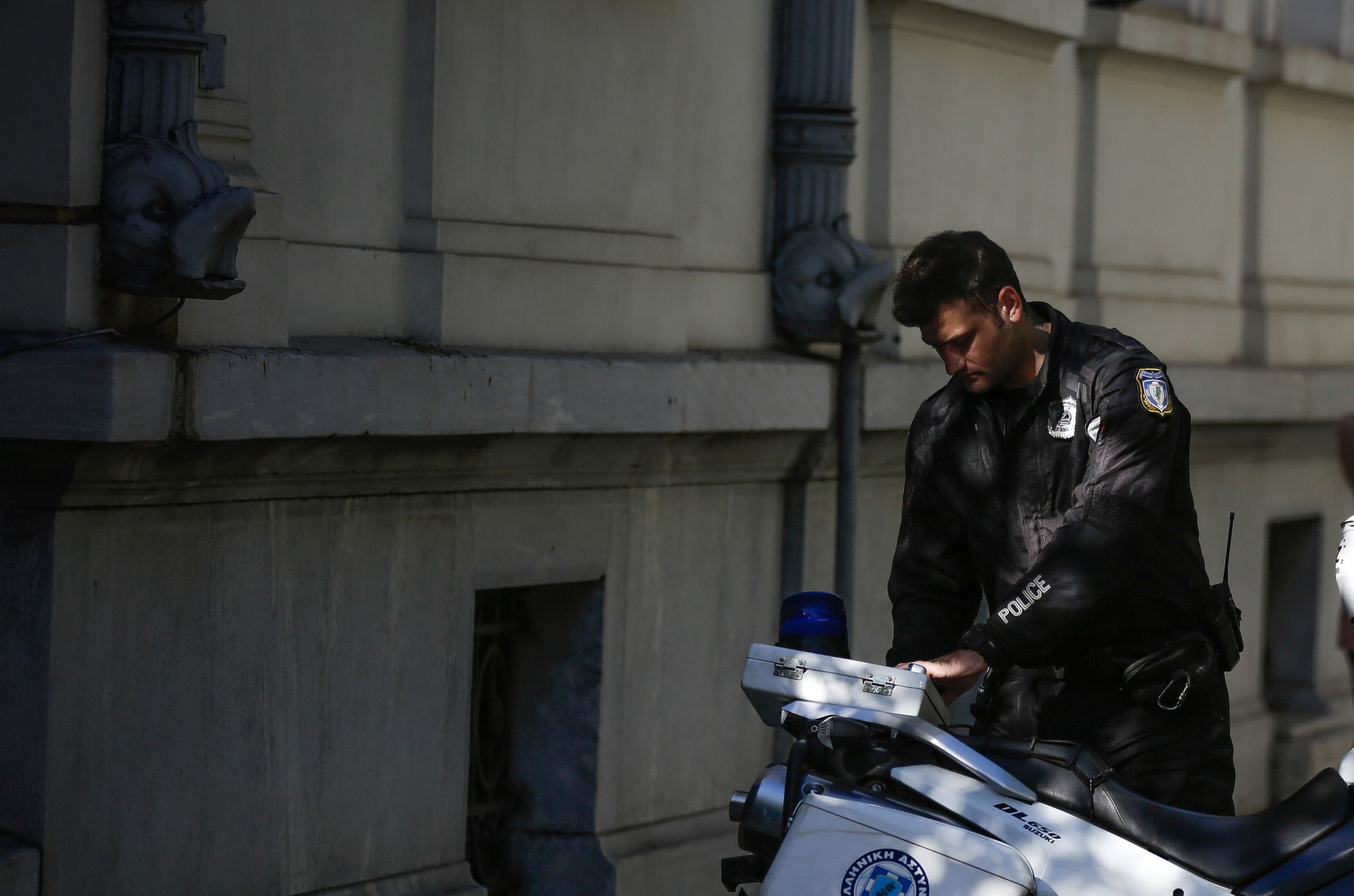 Θεσσαλονίκη: Ανήλικοι διέρρηξαν κατάστημα και όταν τους κατάλαβε ο ιδιοκτήτης, τον χτύπησαν με το αμάξι τους