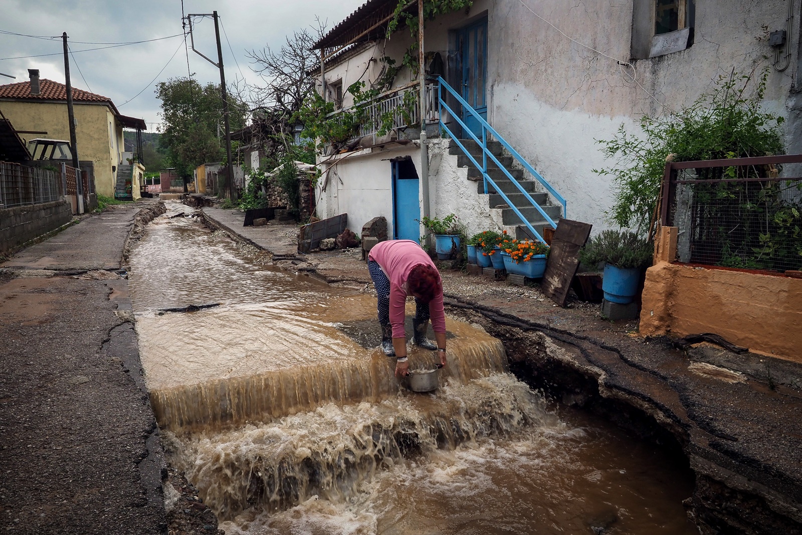 Εύβοια πλημμύρες: Αγώνας δρόμου για να αποκτήσουν πρόσβαση τα χωριά