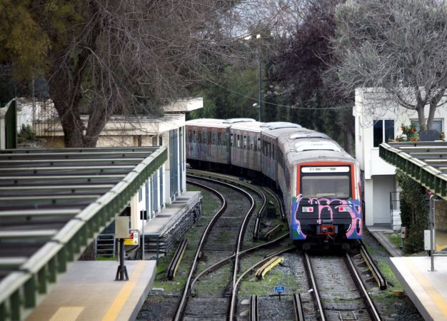 Συμμορία ανηλίκων σπέρνει τον τρόμο σε σταθμούς ΗΣΑΠ και Τραμ