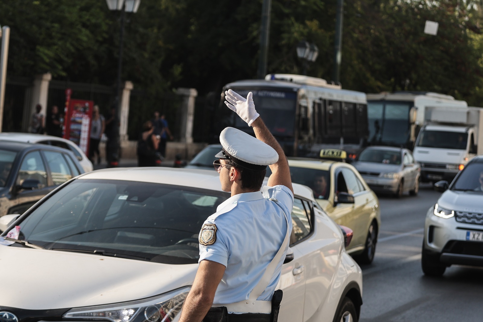 ΛΕΑ παραβάσεις: Συνεχίζουν οι οδηγοί να την χρησιμοποιούν απτόητοι