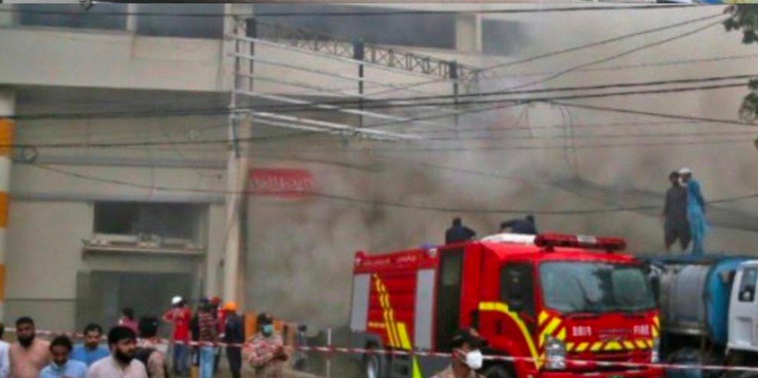 Πυρκαγιά σε εμπορικό κέντρο – Πακιστάν: Τουλάχιστον 11 οι νεκροί
