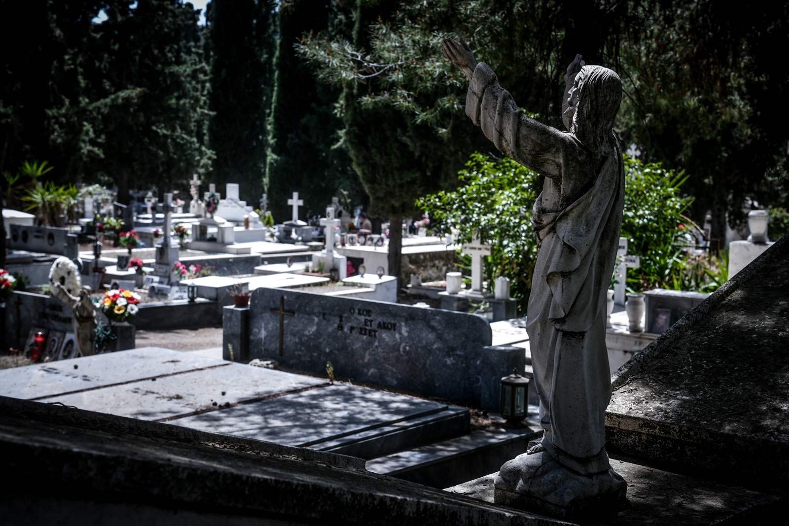 Κλέβουν λάδι από νεκροταφεία – Θεσσαλονίκη: Σοκ, αρπάζουν τα μπουκαλάκια από τους τάφους