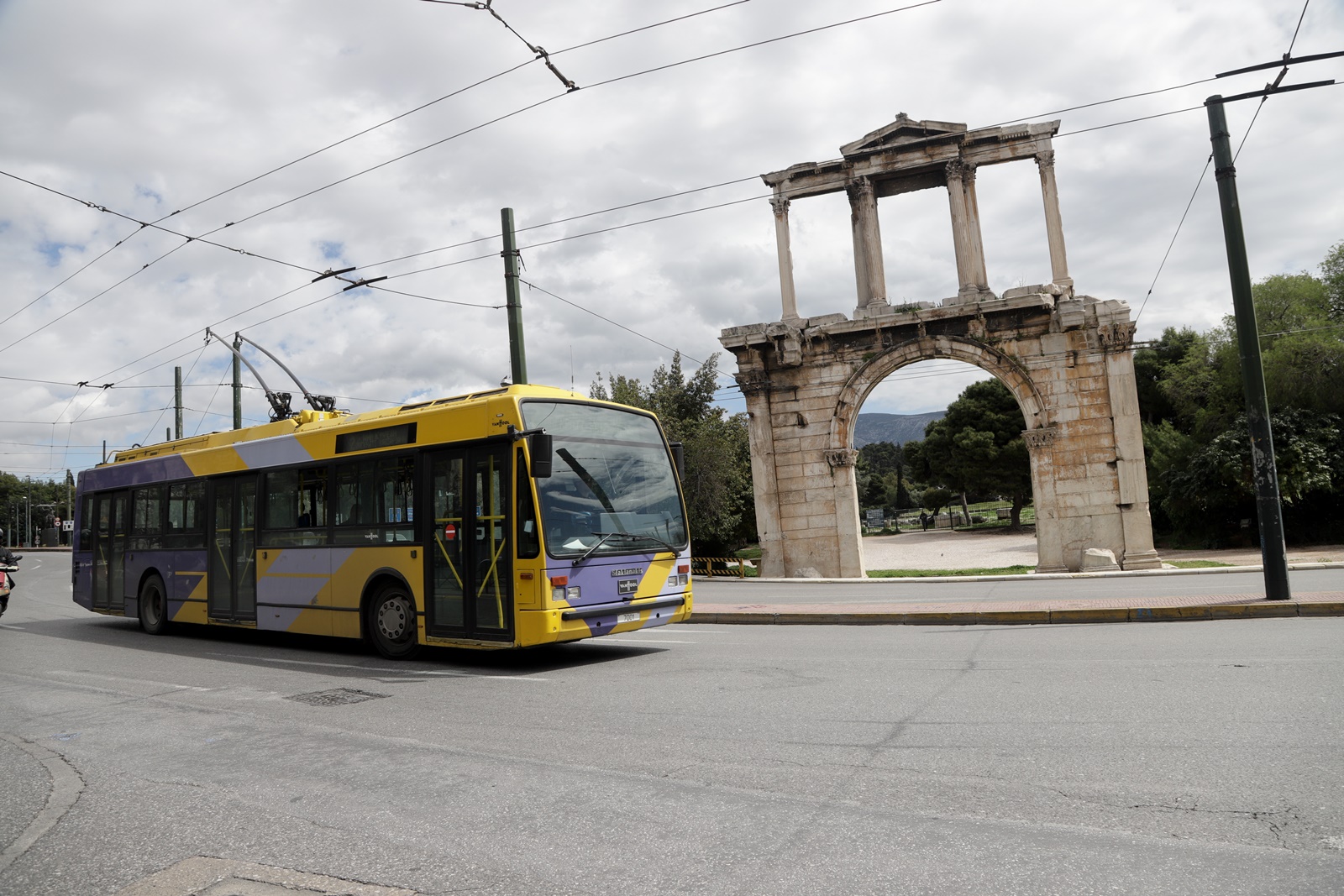 Νύφη τρόλεϊ – Πειραιάς: Ο ευφάνταστος τρόπος που έφτασε η γυναίκα στην εκκλησία