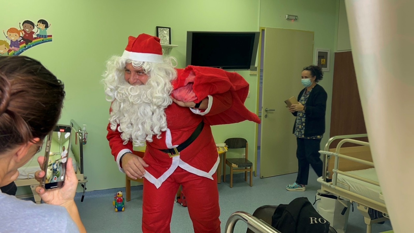 Άγιοι Βασίληδες Ηράκλειο: Πυροσβέστες μοίρασαν δώρα και χαμόγελα σε ασθενείς νοσοκομείων