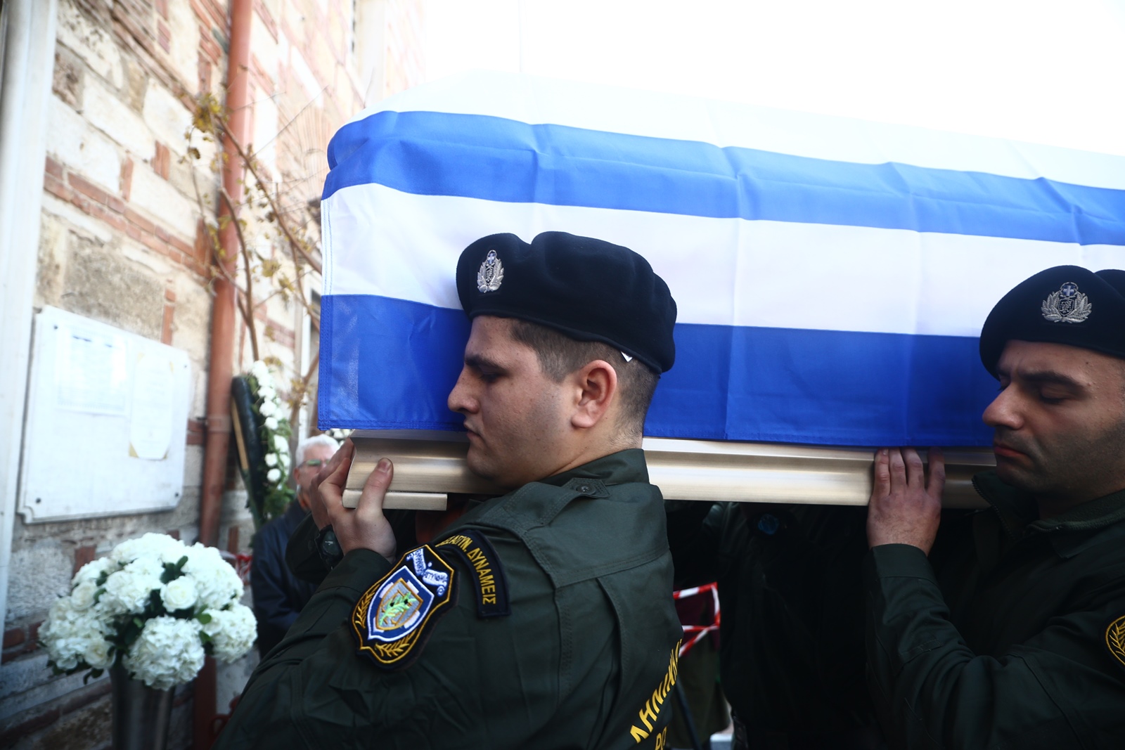 Κηδεία Λυγγερίδη: Θρήνος στο τελευταίο αντίο του αστυνομικού – Τραγική φιγούρα η μητέρα του
