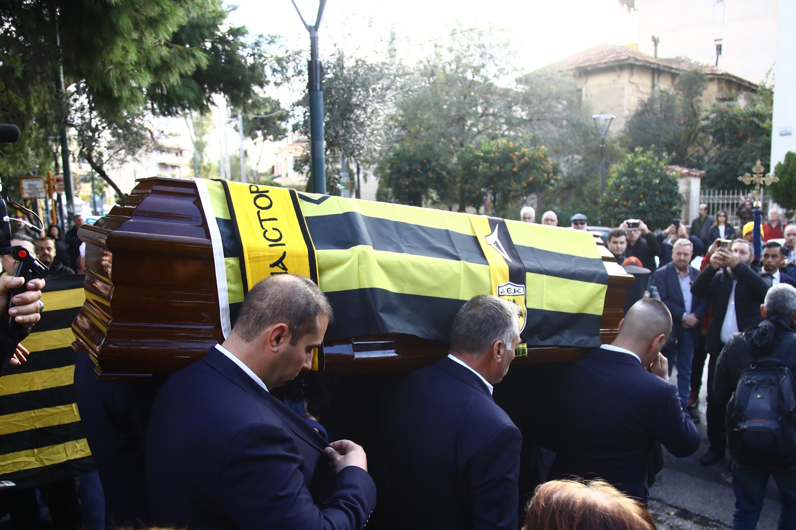 Νεστορίδης κηδεία: Συγκίνηση στο τελευταίο «αντίο» στον θρυλικό ποδοσφαιριστή
