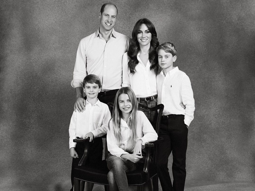 Πρίγκιπας Λούις – δάχτυλο: Η viral εορταστική φωτογραφία της βασιλικής οικογένειας