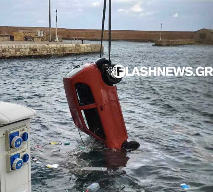 Αυτοκίνητο έπεσε στη θάλασσα: ΙΧ “έκανε βουτιά” στο Ενετικό Λιμάνι των Χανίων