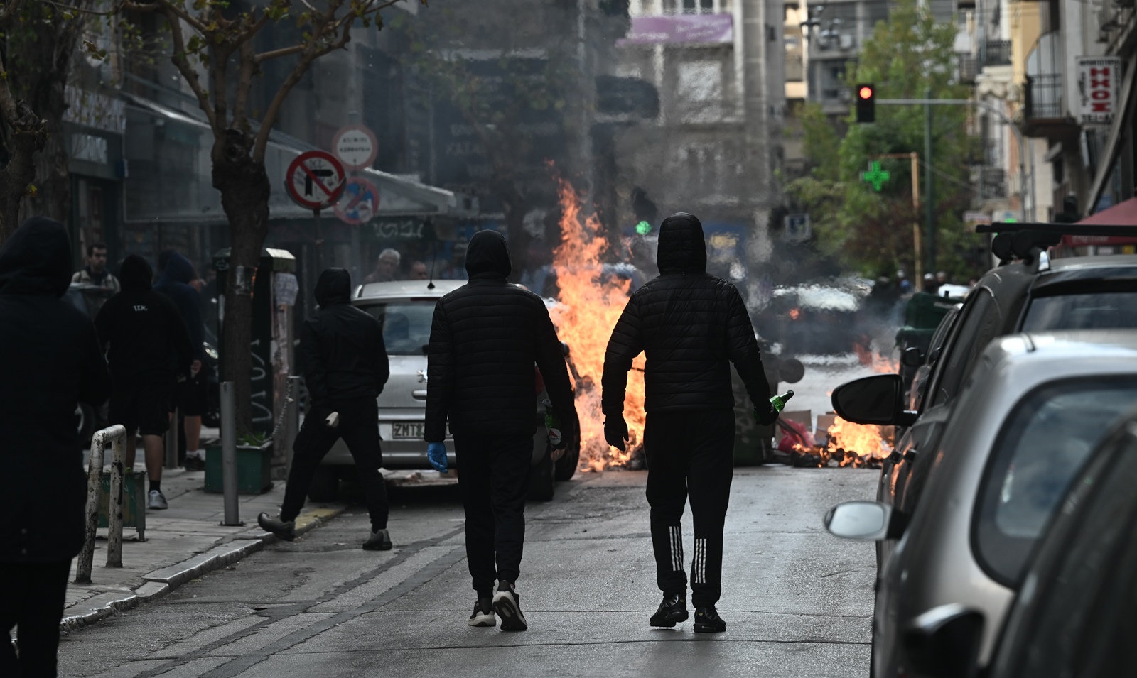 Επεισόδια Πατησίων – πανεκπαιδευτικό συλλαλητήριο: Έσπασαν βιτρίνες, έβαλαν φωτιές σε κάδους