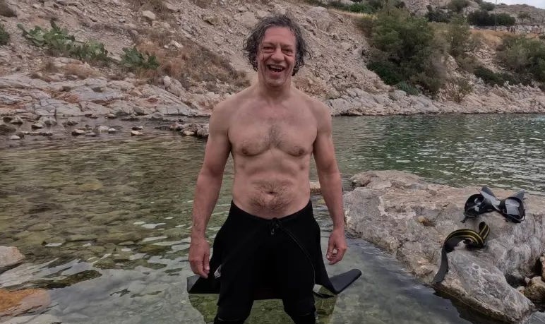 Γιάννης Τσορτέκης – Μαέστρο: «Ήμουν δεμένος κάτω από το νερό για 40 λεπτά»