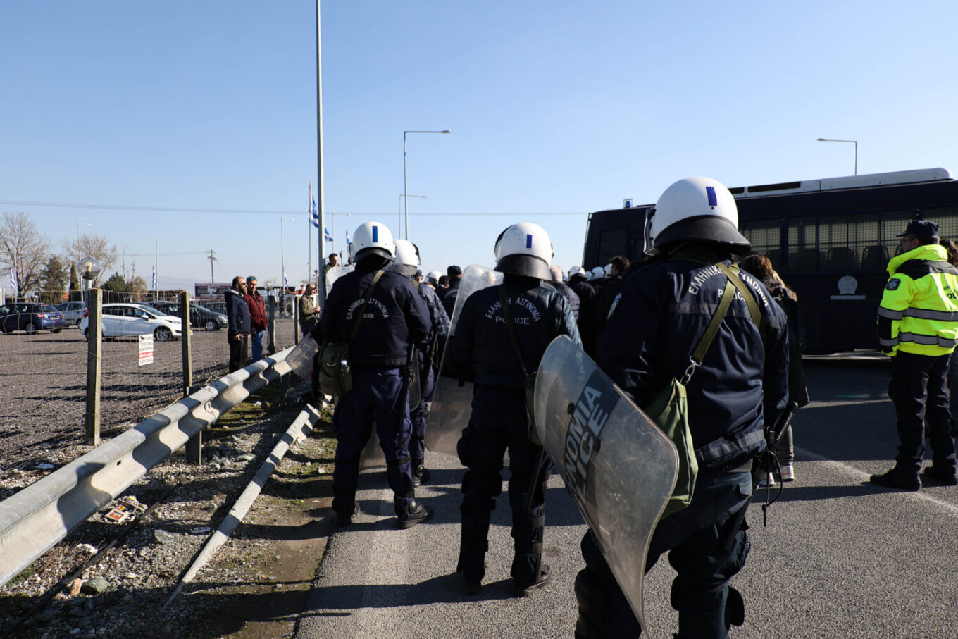 Επεισόδια αγρότες – μπλόκα Λάρισα: Ένταση μεταξύ των διαμαρτυρόμενων και της ΕΛ.ΑΣ.