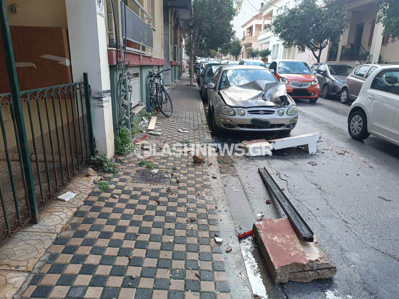 Χανιά: Αποκολλήθηκε μέρος μπαλκονιού κι έπεσε πάνω σε ΙΧ