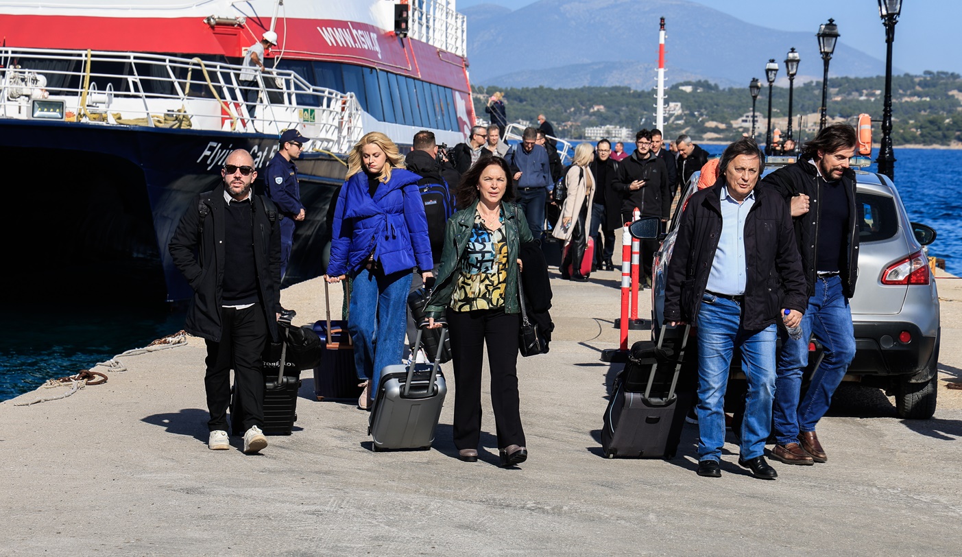 Συνεδρίαση Σπέτσες – ΣΥΡΙΖΑ: Με βαν έφτασαν οι βουλευτές στην οικία Κασσελάκη