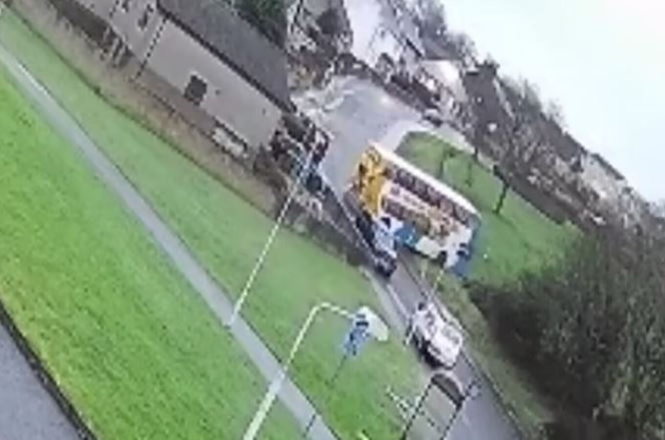 Λεωφορείο γλίστρησε στον πάγο: Απίστευτο βίντεο με διώροφο σχολικό
