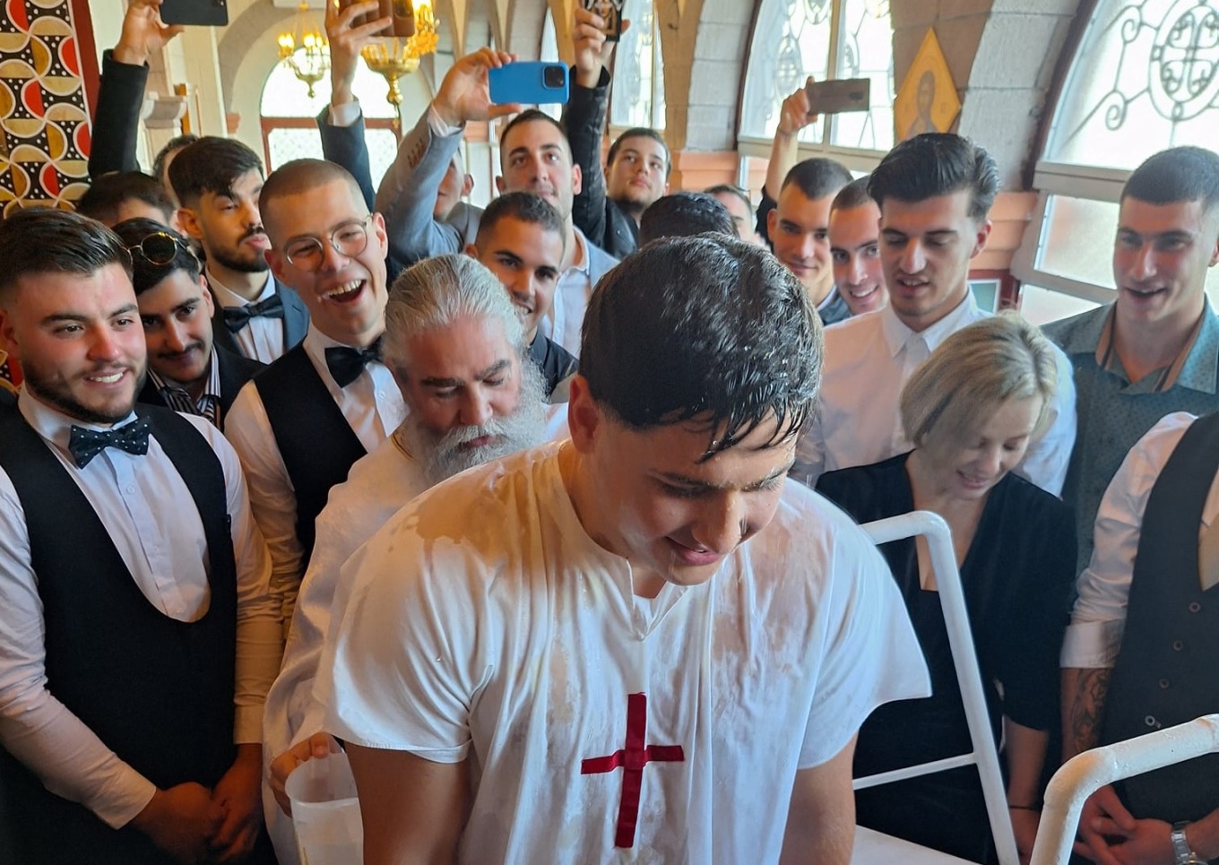 Βάπτιση 20χρονου – Ναύπλιο: Νονοί έγιναν 27 φίλοι και συμμαθητές του
