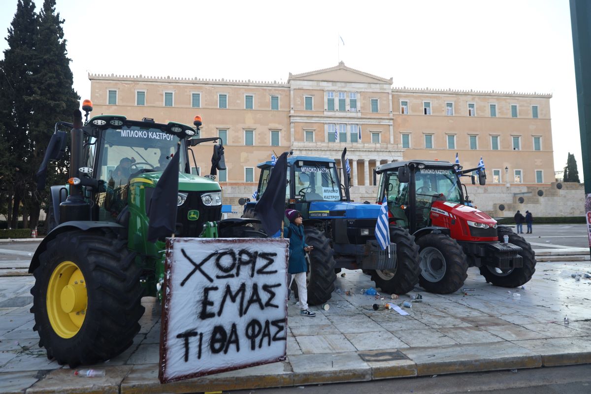 «Χωρίς εμάς, τί θα φας;»-Ολονυκτία από τους αγρότες στο Σύνταγμα