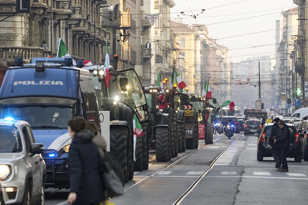 Ιταλία αγρότες: «Την επόμενη εβδομάδα τα τρακτέρ μας θα φτάσουν κοντά στη Ρώμη»