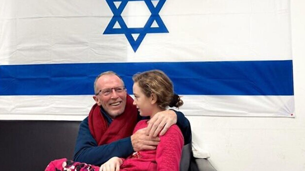 Αρνείται να πει τις λέξεις «Γάζα» ή «αίμα» η μικρή Έμιλι που απελευθερώθηκε από τη Γάζα