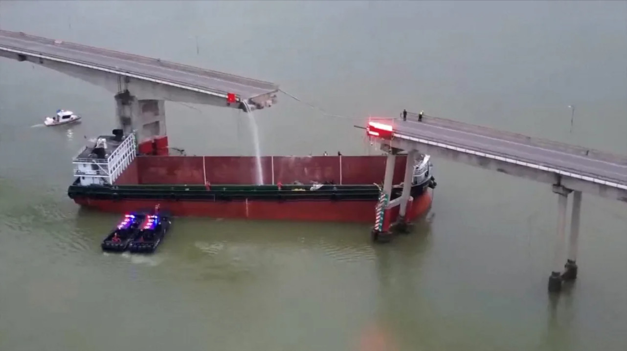 Κίνα: Σύγκρουση πλοίου σε γέφυρα – Νεκροί και αγνοούμενοι