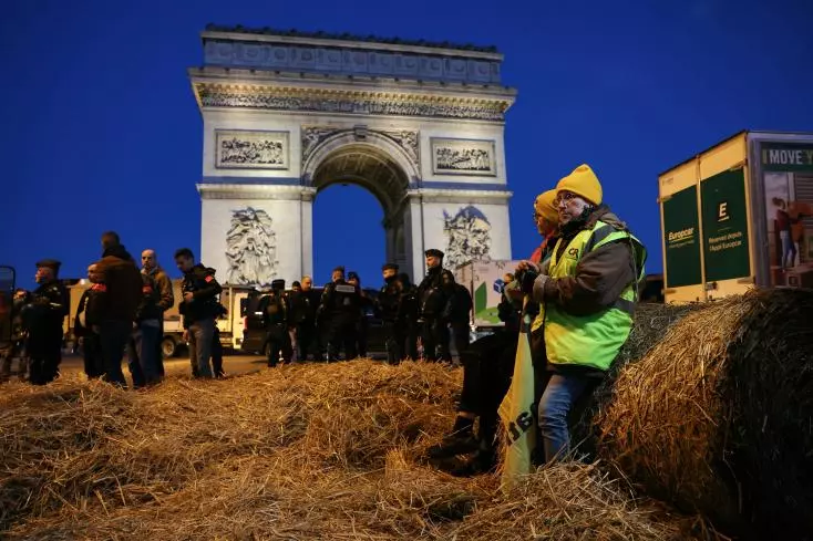 Γαλλία – Αγρότες: Νέα μπλόκα και κινητοποιήσεις με άχυρα και τρακτέρ