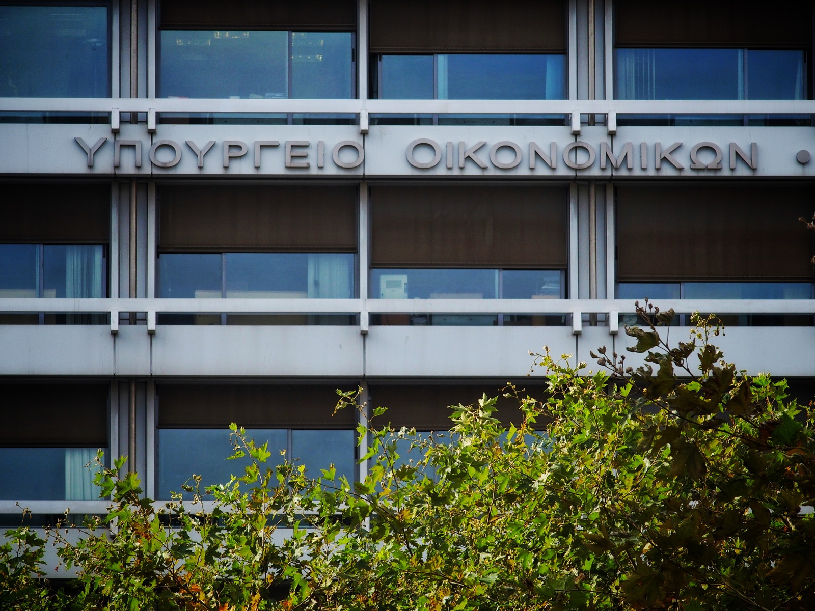 Επιδόματα πληρωμές με κάρτα: Το σχέδιο του υπουργείου