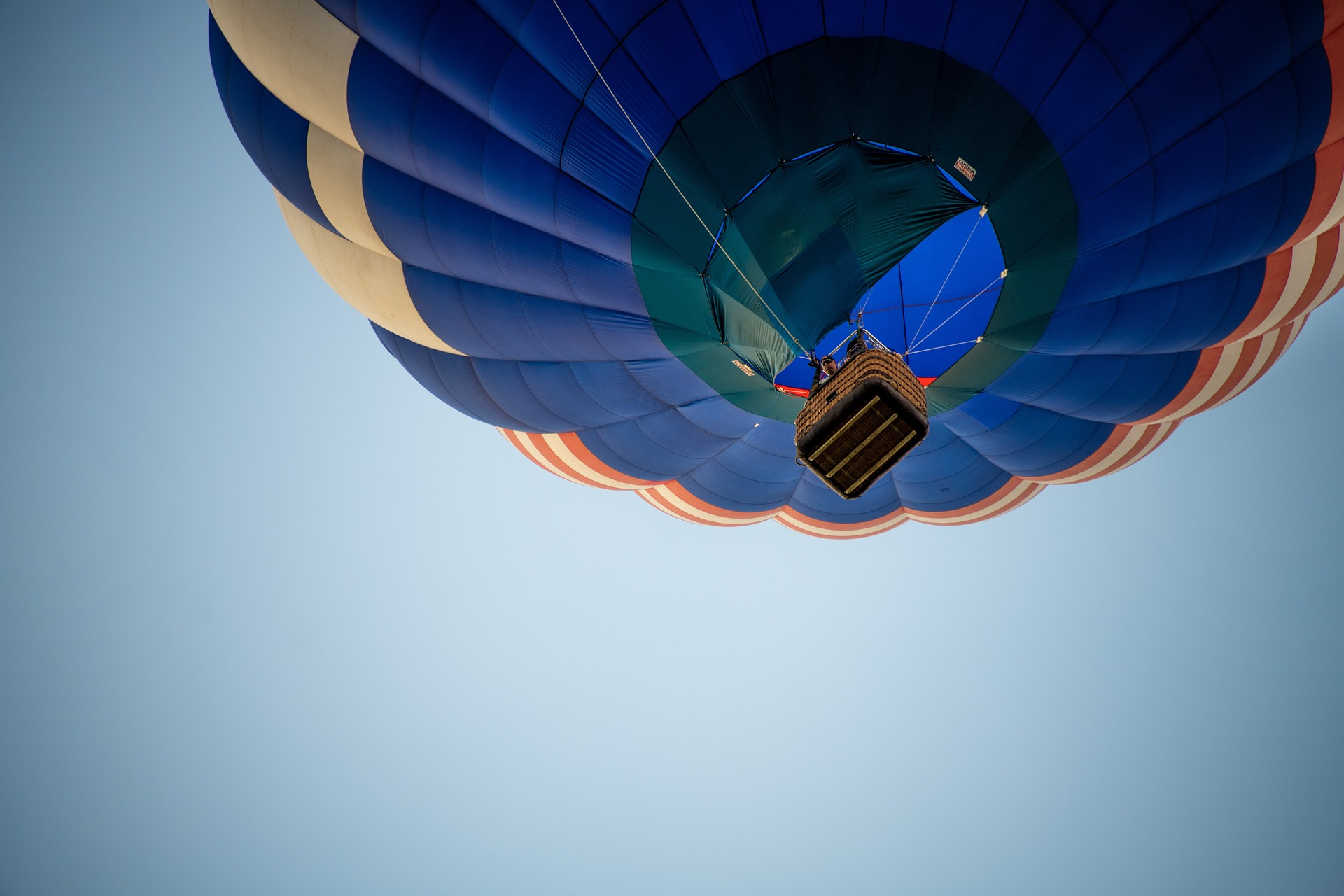 Αερόστατο έπεσε σε καλώδια ρεύματος: Δύο τραυματίες