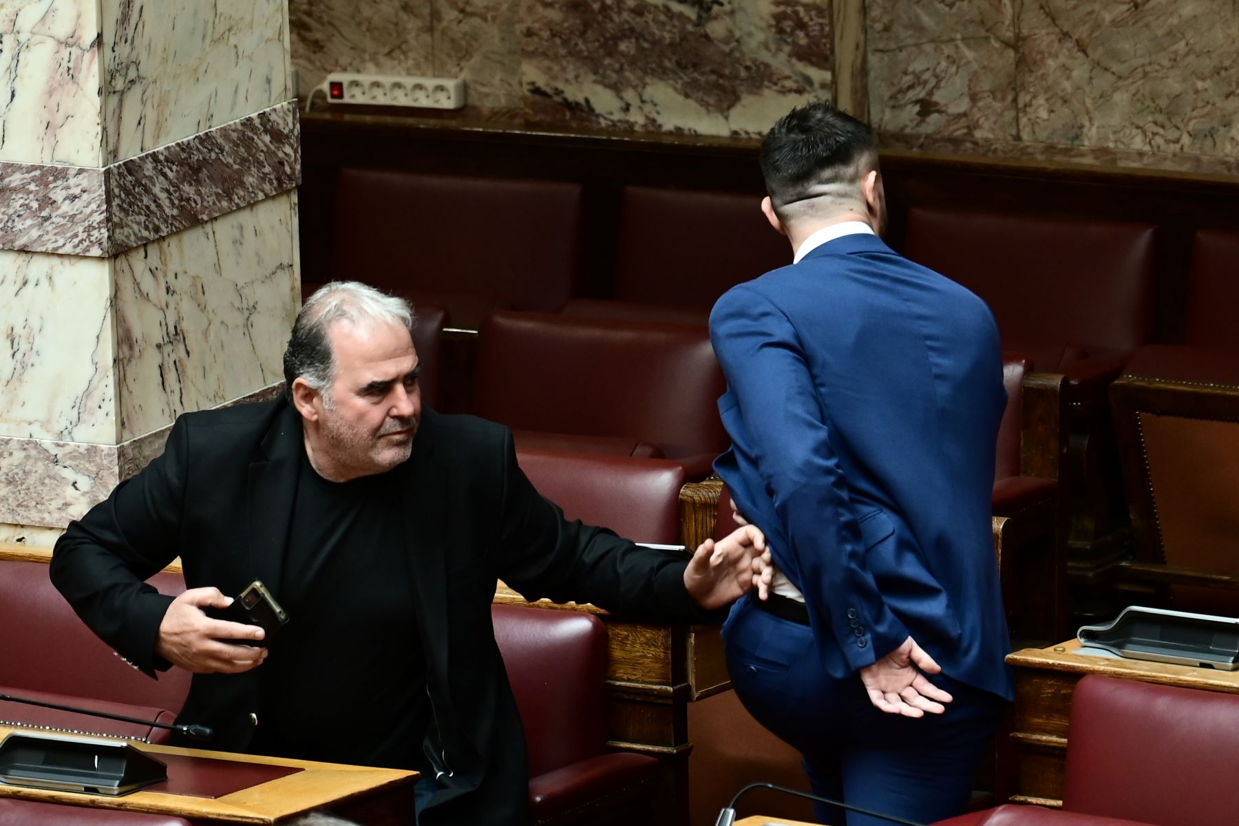 Πρωτοφανές επεισόδιο στη Βουλή – Ο πρώην βουλευτής των Σπαρτιατών Φλώρος χτύπησε με γροθιές τον Γραμμένο της Ελληνικής Λύσης