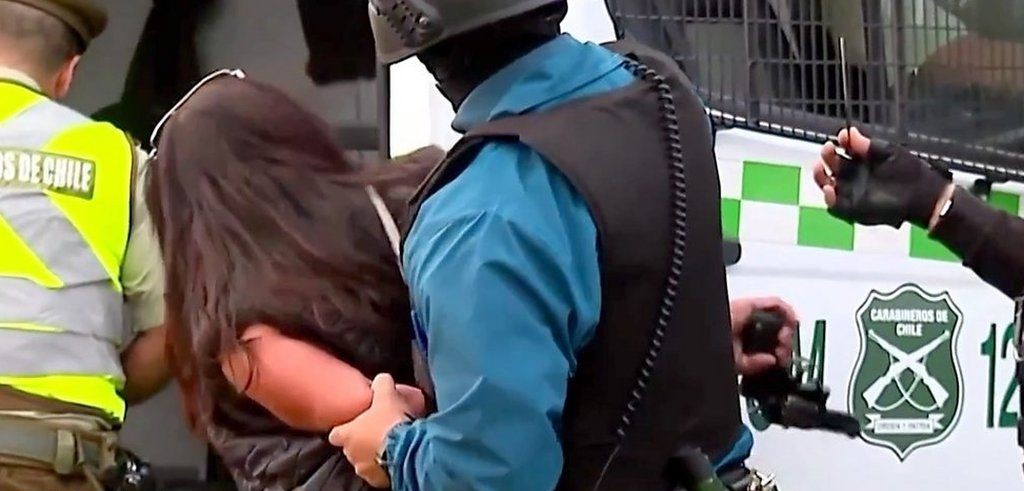 Χιλή τράβηξε όπλο αστυνομικού: Τρεις άνθρωποι τραυματίστηκαν
