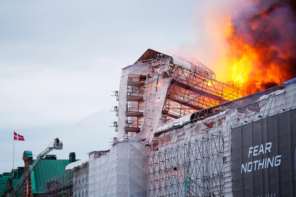 Φωτιά Δανία: Πυρκαγιά στο παλαιό χρηματιστήριο της Κοπεγχάγης