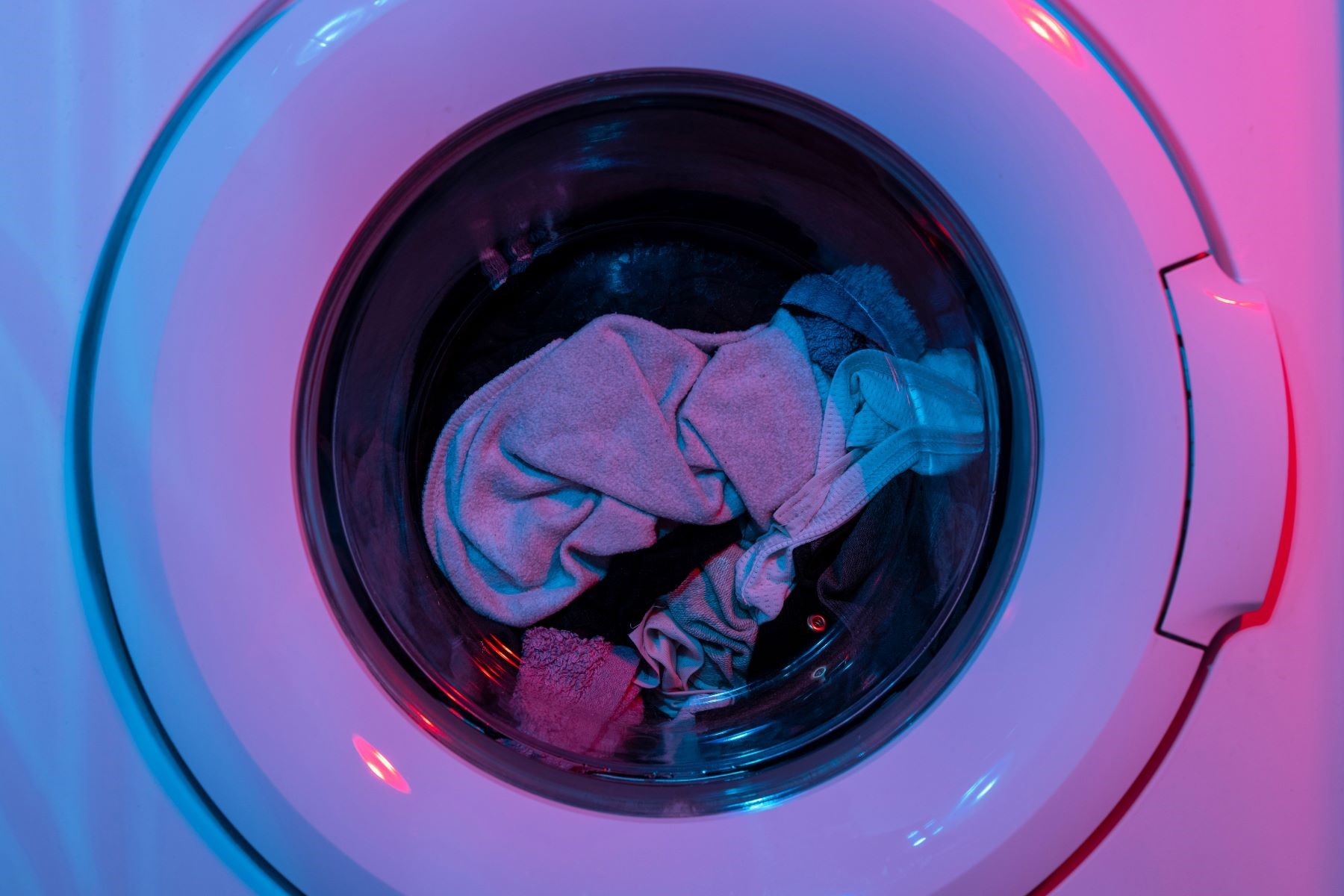 Πλύσιμο ρούχων: Φυσικοί τρόποι επαναφοράς του χρώματος