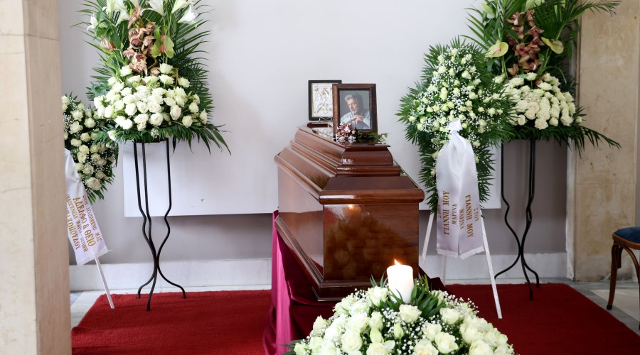 Κηδεία Γιάννη Φέρτη: Συντετριμμένη η σύζυγός του αγκαλιάζει την Ξένια Καλογεροπούλου