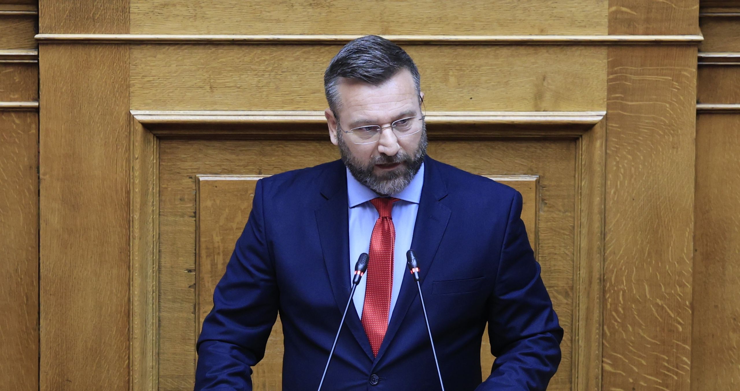 Γραμμένος – Φλώρος Βουλή: Με κάταγμα στη μύτη και νάρθηκα ο βουλευτής της Ελληνικής Λύσης
