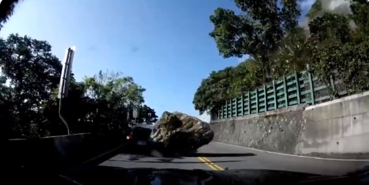 Ταιβάν – σεισμός: Η φονική σεισμική δόνηση ρίχνει βράχους στον δρόμο