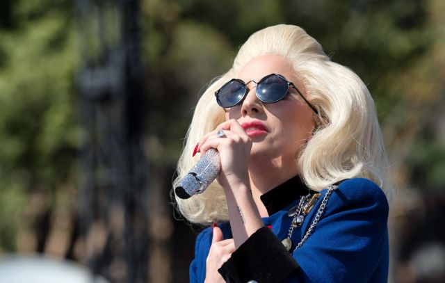 Lady Gaga: Αποκάλυψε σε συναυλία της πως στην εφηβεία της εργαζόταν σε ελληνικά εστιατόρια