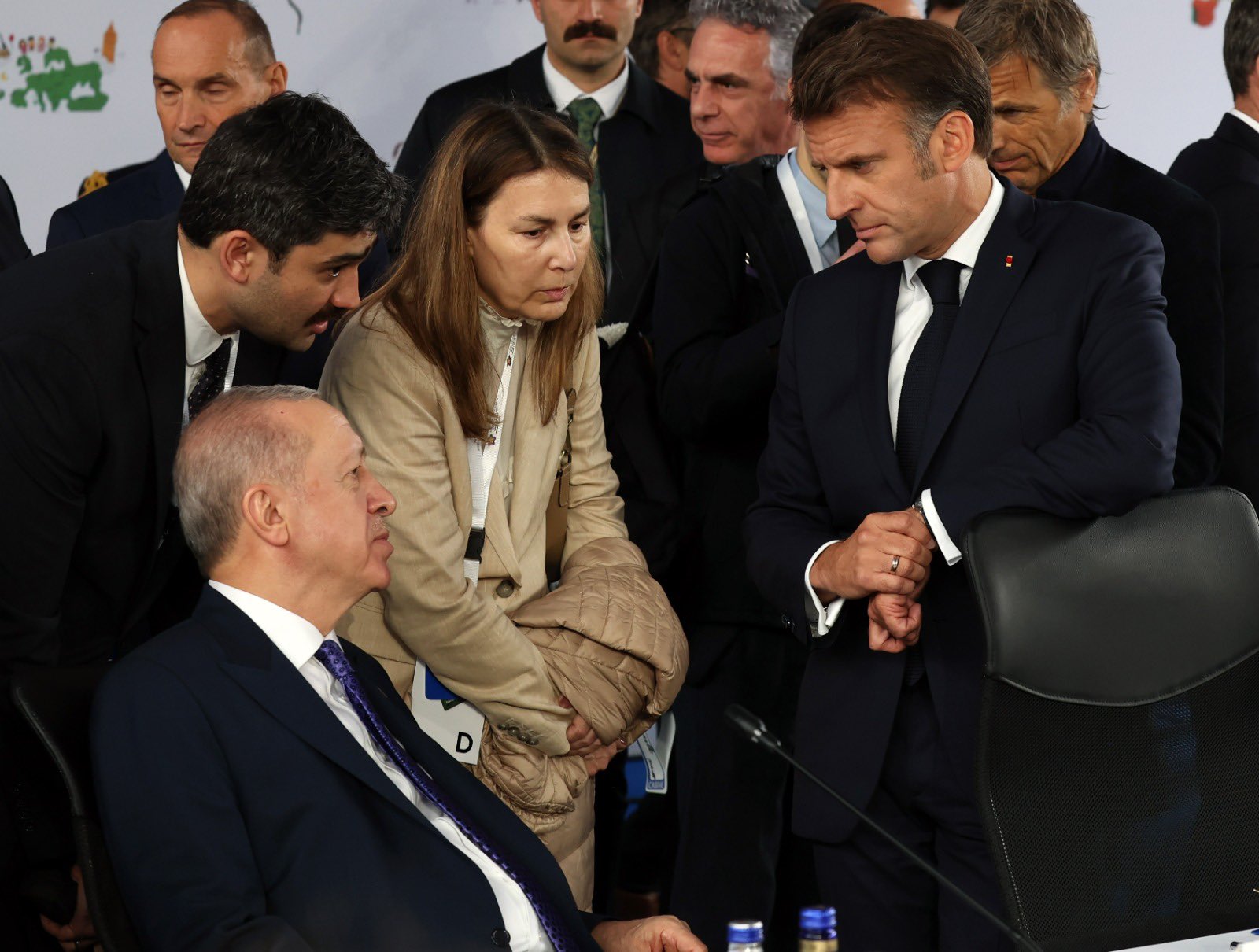 Ερντογάν – Μακρόν χειραψία: Μια άκρως αμήχανη στιγμή