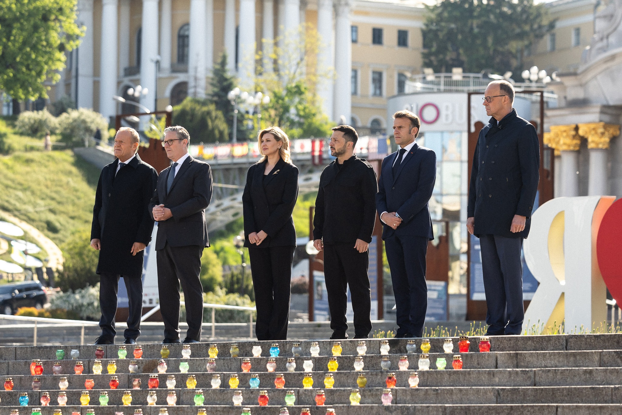Ουκρανία: Το βίντεο με τον θερμό εναγκαλισμό στον Ζελένσκι που ανήρτησε ο Μακρόν