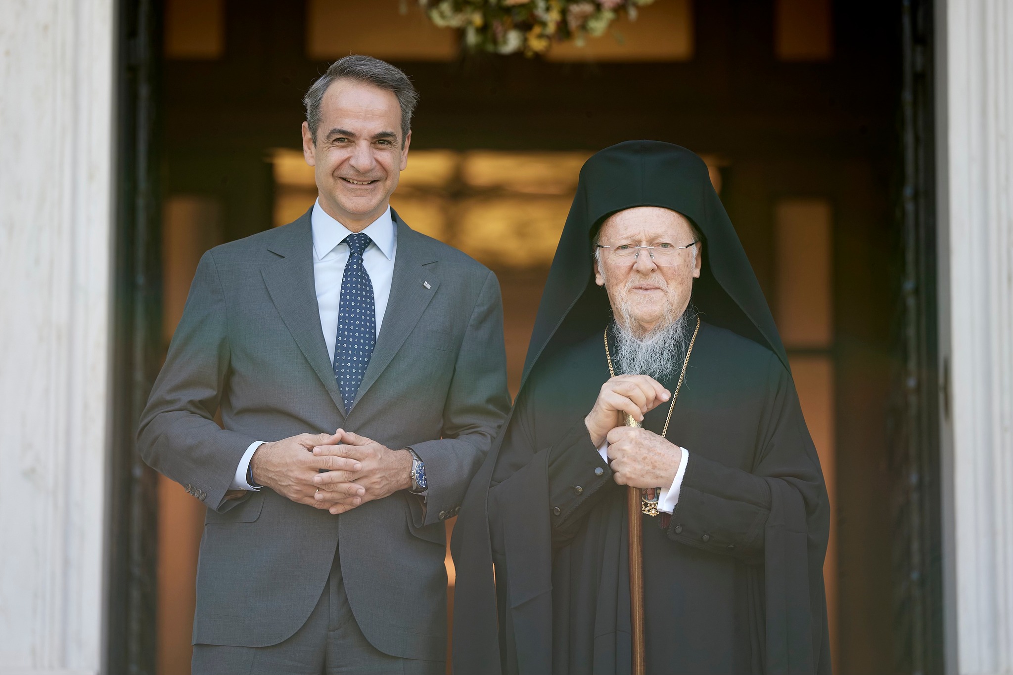 Μητσοτάκης – Βαρθολομαίος: Θερμή υποδοχή του Οικουμενικού Πατριάρχη από τον πρωθυπουργό