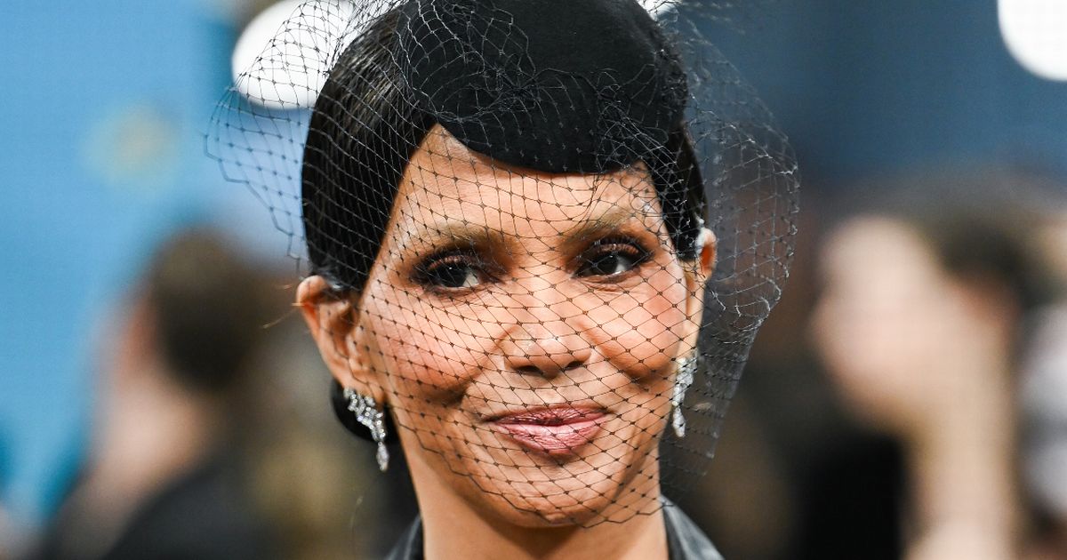 Met Gala 2025: Η Χάλι Μπέρι δίχασε με την πιο τολμηρή της εμφάνιση