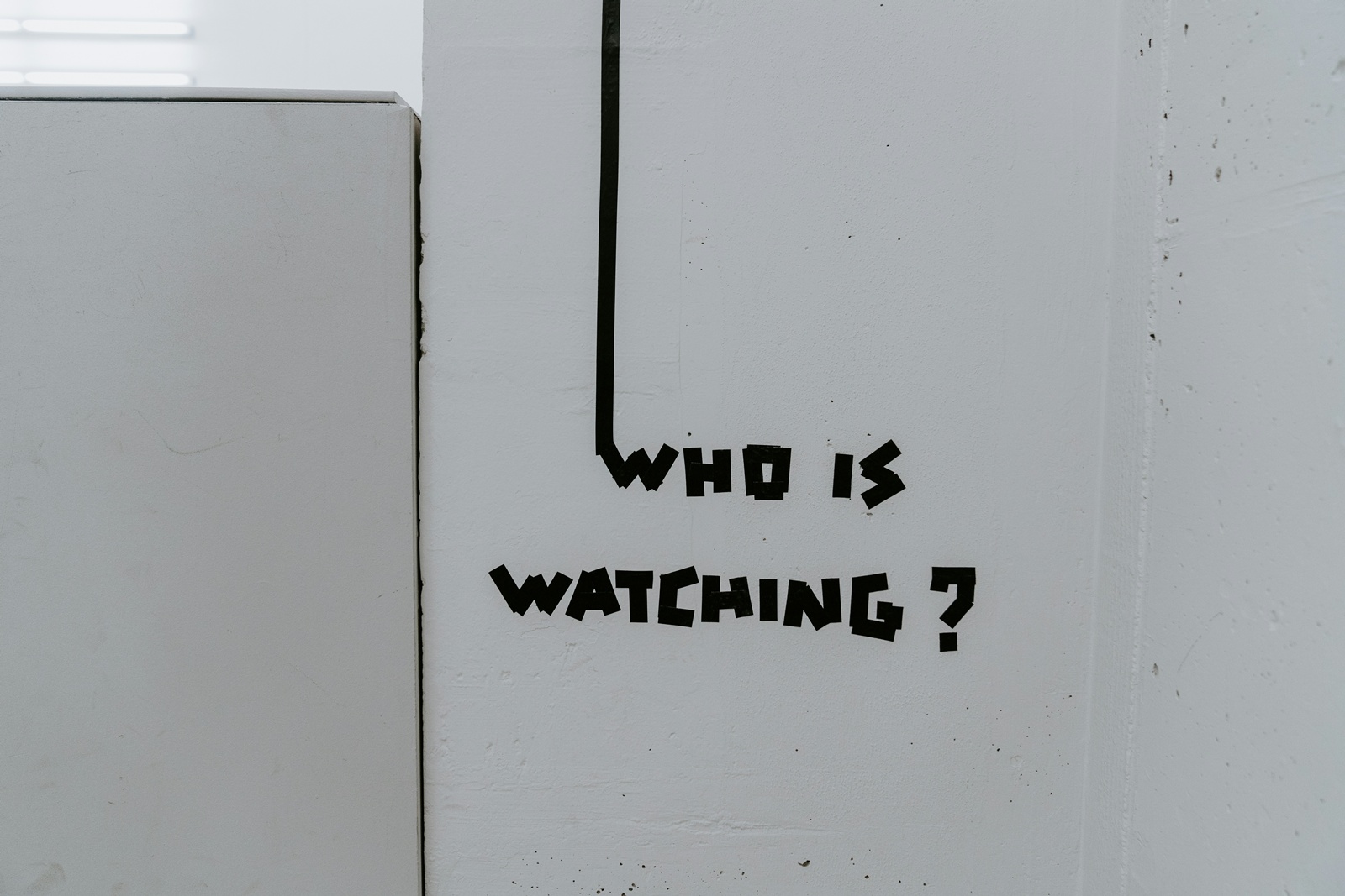 Big Brother: Πώς η ψηφιακή εποπτεία διαμορφώνει τη σκέψη μας