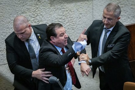 Ισραήλ – Γάζα: Πήραν σηκωτό από το βήμα της Κνεσέτ Αραβοϊσραηλινό βουλευτή που έκανε λόγο για γενοκτονία