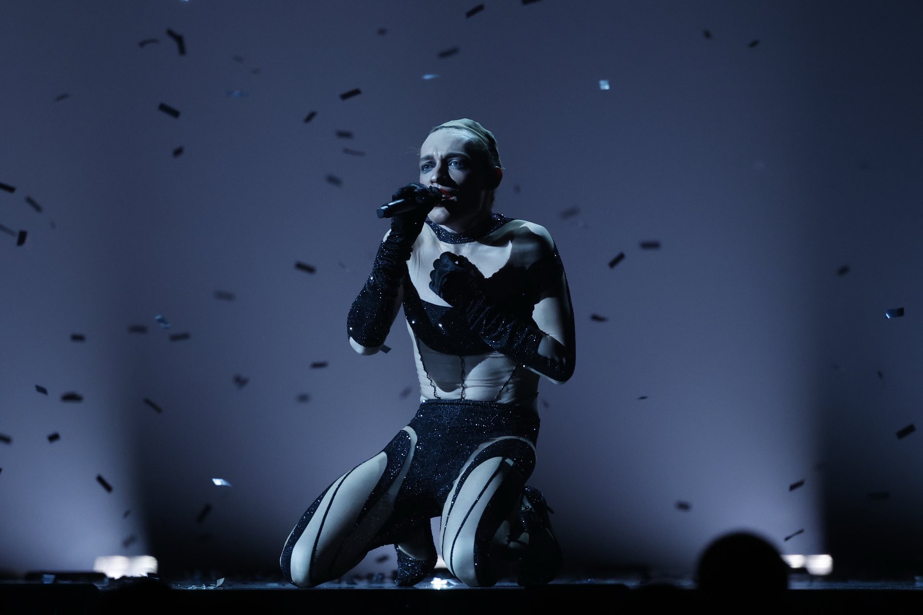 Nemo Eurovision 2025: «Νιώσαμε άβολα, πάθαμε σοκ» – Τα σχόλια για την εμφάνισή του